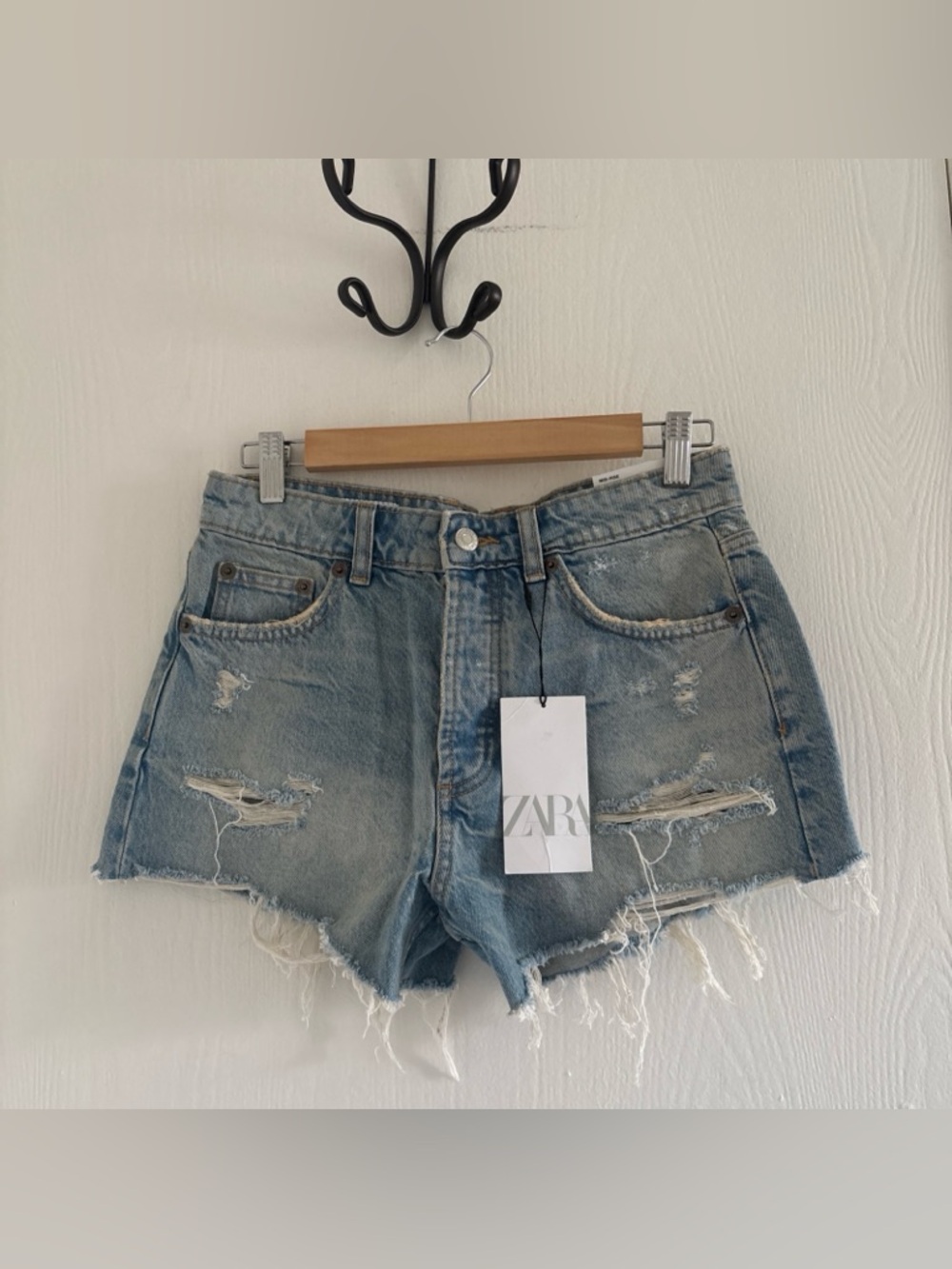 NWT Zara Women’s Mid-Rise Distressed Denim Shorts Size 2 3” Inseam 100% Cotton
